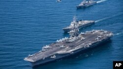 Hàng không mẫu hạm Mỹ USS Carl Vinson khi đang di chuyển ở Tây Thái Bình Dương ngày 3/5/2017. Nhóm tàu USS Vinson và USS Reagan đang tập trận chung ở biển Nhật Bản.