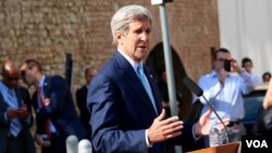 Ngoại trưởng Mỹ John Kerry cho báo giới biết về những diễn biến trong cuộc đàm phán hạt nhân với Iran ở Vienna, Áo, ngày 5 tháng 7, 2015. (Brian Allen/VOA)