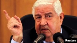 Ngoại trưởng Syria Walid Moualem nói chuyện tại một cuộc họp báo, 27/8/13