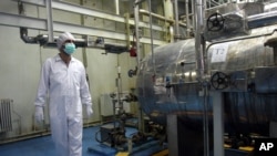 Nhân viên Iran tại cơ sở chuyển đổi uranium bên ngoài thành phố Isfahan.