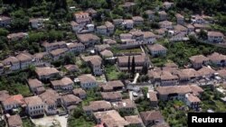 Berat, cách thủ đô của Albani 140 km, là một địa điểm Di sản Thế giới được UNESCO công nhận.