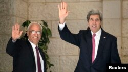 Ngoại trưởng Hoa Kỳ John Kerry và trưởng đoàn thương thuyết Palestine Saeb Erekat tại thành phố Bờ Tây Ramallah.