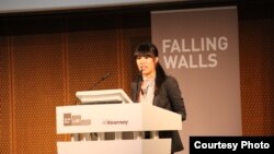 Mai Thi thuyết trình về ý tưởng của mình tại cuộc thi Falling Walls Lab.