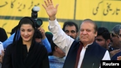 نواز شریف اور ان کی صاحب زادی مریم نواز ایک جلسے میں کارکنوں کے نعروں کا جواب دے رہے ہیں۔ (فائل فوٹو)