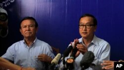 Lãnh tụ đảng Cứu Quốc Campuchia Sam Rainsy trong cuộc họp báo tại Phnom Penh, ngày 25/9/2013.