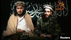 Thủ lãnh Taliban Hakimullah Mehsud (trái) ngồi cạnh người được cho là Humam Khalil Abu-Mulal al-Balawi, kẻ đã đánh bom tự sát giết các nhân viên CIA ở Afghanistan, 9/1/2010