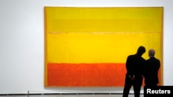 Khách tham quan ngắm bức tranh "Không đề" của họa sĩ Mỹ Mark Rothko tại Viện bảo tàng Guggenheim ở Bilbao. CIA từ lâu đã xác định rằng một cách hay để lật đổ Liên Xô không phải bằng bom đạn mà bằng những bức tranh, bản nhạc giao hưởng và tác phẩm văn xuôi.