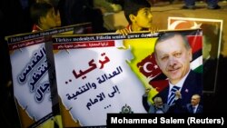 Erdoğan'ın yerel seçim galibiyetini kutlayanlar arasında Hamas'ın kontrolundaki Gazzeliler de bulunuyor. 31 Mart günü düzenlenen kutlamada Filistinli çocuğun taşıdığı Erdoğan posterinin altındaki küçük resimde Başbakan Erdoğan Hamas'ın siyasi liderlerinden İsmail Haniye'yle görülüyor