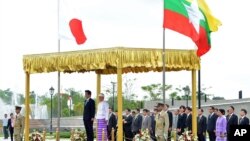 Tổng thống Miến Điện Thein Sein và Thủ tướng Nhật Bản Shinzo Abe đứng trước đội quân danh dự dàn chào tại dinh tổng thống ở Naypyitaw, Miến Điện 26/5/13