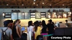 Cửa hàng Starbucks đầu tiên ở Việt Nam (Ảnh: Lan Vi)