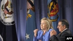 Dışişleri Bakanı Clinton, Savunma Bakanı Leon Panetta’yla birlikte Washington’daki Ulusal Savunma Üniversitesi’nde Suriye ve Libya konusunda soruları yanıtladı.