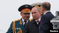 Tổng thống Nga Vladimir Putin (giữa) và Bộ trưởng Quốc phòng Sergei Shoigu (trái) đến thăm Sevastopol, Crimea 9/5/14