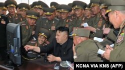 Lãnh đạo Bắc Triều Tiên Kim Jong Un, giữa, thị sát một cuộc thao dượt của một tiểu đơn vị pháo binh tầm xa.