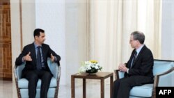 Ðại sứ Hoa Kỳ Robert Ford (phải) gặp Tổng thống Syria Bashar al-Assad tại Damascus, ngày 27/1/2011