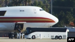 Công dân Hoa Kỳ được di tản từ Vũ Hán về căn cứ quân sự March Air Reserve Base ở Tp. Riverside, California.