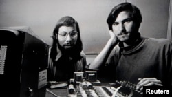 Sáng lập viên công ty Apple Steve Jobs và Steve Wozniak