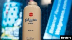 Một chai thuốc bột xoa trẻ em của Johnson & Johnson là công ty hiện đang thử nghiệm vaccine ngừa COVID-19.