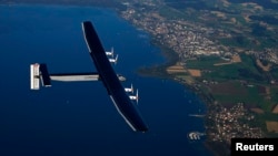 Máy bay Solar Impulse 2 một chỗ ngồi làm bằng sợi cácbon có sải cánh dài 72 mét, dài hơn sải cánh của chiếc Boeing 747.