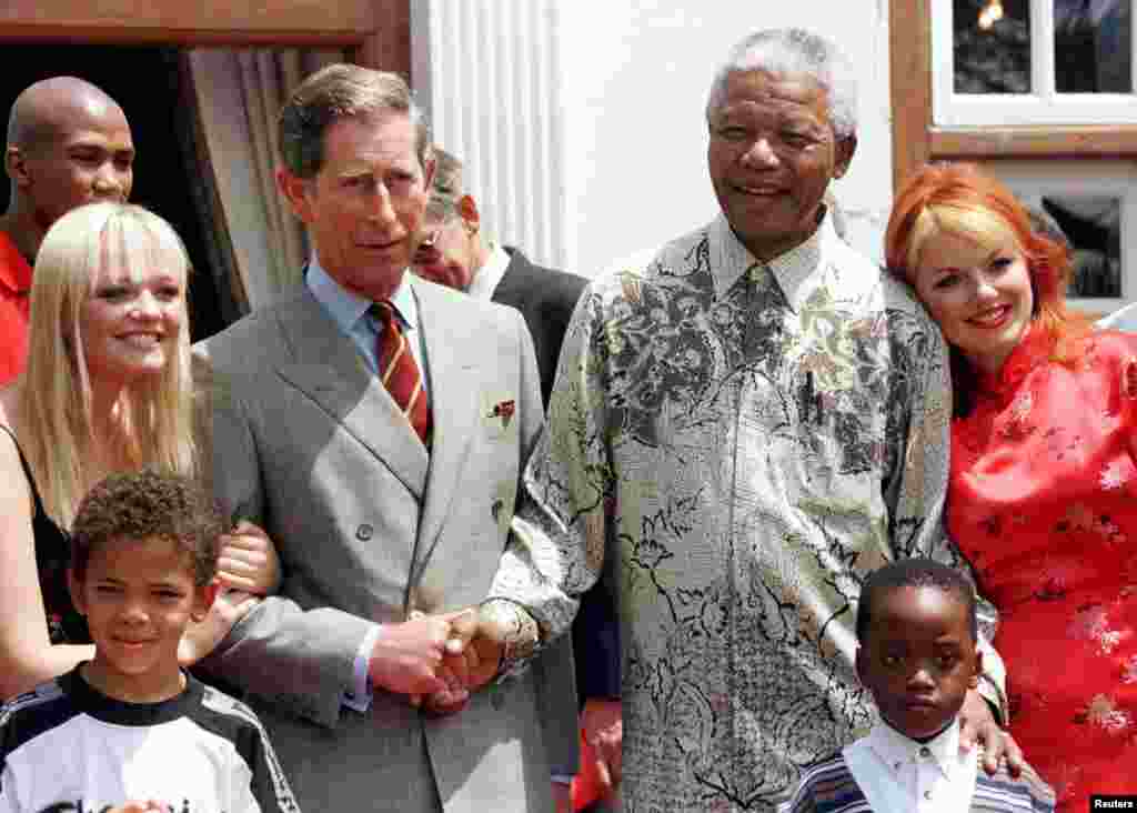 Tổng thống Nelson Mandela v&agrave; Ho&agrave;ng tử Anh Charles bắt tay b&ecirc;n cạnh c&aacute;c th&agrave;nh vi&ecirc;n trong ban nhạc Spice Girls; Emma (tr&aacute;i), v&agrave; Gerri (phải) tại tư gia của &ocirc;ng Mandela, ng&agrave;y 1/11/1997.