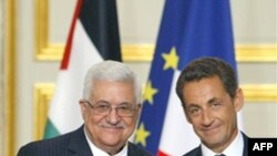 Tổng thống Pháp Nicolas Sarkozy (phải) bắt tay với Tổng thống Palestine Mahmoud Abbas tại Ðiện Elysee ở Paris, ngày 27/9/2010