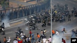 
Biều tình và đụng độ nhau bên ngoài căn cứ quân sự La Carlota ở Caracas, ngày 30/4/2019.
