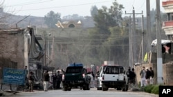 Nhân viên điều tra tại hiện trường vụ đánh bom tự sát ở Jalalabad, Afghanistan, ngày 24/2/2013.