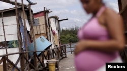 Cô Lediane da Silva, hiện mang thai tháng thứ tám, ở tại thị trấn nghèo khó Beco do Sururu, ở Brazil. 