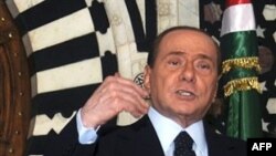 Thủ tướng Berlusconi kêu gọi các nước châu Âu giúp Ý đối phó với làn sóng di dân Bắc Phi đổ về một hòn đảo của Ý