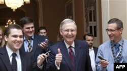 Thượng nghị sĩ Mitch McConnell tươi cười khi ông bước vào Thượng viện để loan báo về thỏa thuận nâng mức nợ