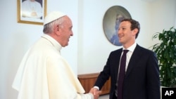 Đức Giáo Hoàng Francis gặp ông chủ Facebook Mark Zuckerberg ở Vatican, ngày 29 tháng 8 năm 2016.