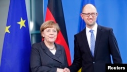 Thủ tướng Đức Angela Merkel, trái, và Thủ tướng Ukraine Arseniy Yatsenyuk xuất hiện sau cuộc đối thoại ở Berlin, 1/4/2015. 