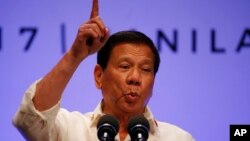 Tổng thống Philippines Rodrigo Duterte phát biểu với báo chí sau khi hội nghị thượng đỉnh lần thứ 30 của ASEAN kết thúc tại Manila,ngày 29/4/2017.