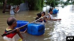 Cư dân tìm đủ mọi cách để lội qua dòng nước lũ ở tỉnh Nakhon Ratchasima, Thái Lan, ngày 17/10/2010