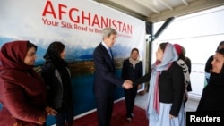 Ngoại trưởng Mỹ John Kerry gặp các nữ doanh gia Afghanistan đang góp phần vào các công cuộc đầu tư mới trong các ngành nông nghiệp, kỹ thuật, nghệ thuật và thể thao tại Ðại sứ quán Hoa Kỳ ở Kabul, ngày 26/3/2013.