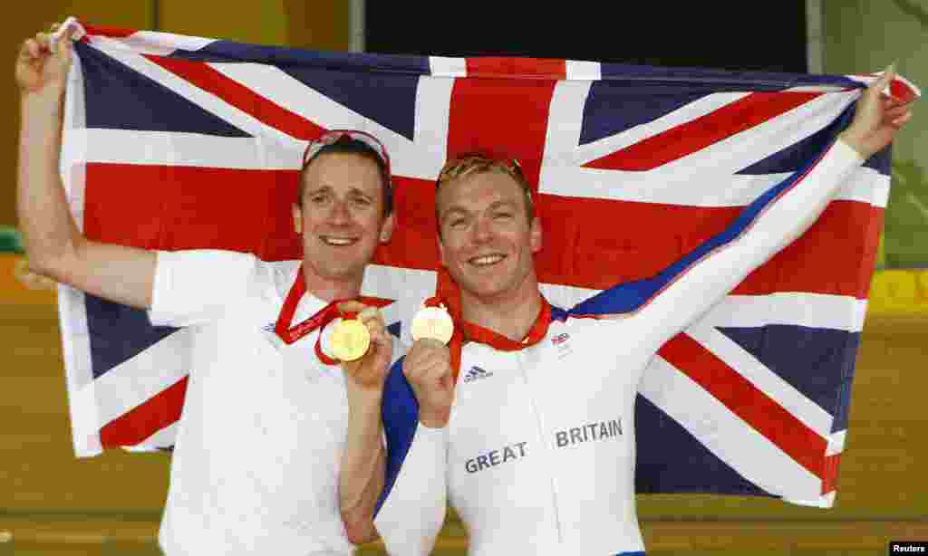 Hai cua rơ anh Bradley Wiggins (trái) và Chris Hoy (phải) chụp chung với chiếc huy chương vàng trong môn đua xe đạp lòng chảo cách đây 4 năm tại Olympic Bắc Kinh. 16/8/2008.