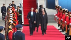 Ngoại trưởng Mỹ John Kerry tại sân bay quân sự Seoul ở Seongnam, Nam Triều Tiên, ngày 13/2/2014.