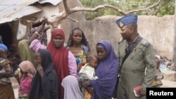 Binh sĩ Nigeria giải cứu những phụ nữ và trẻ em bị phiến quân Boko Haram bắt cóc, ở Yola, 29/4/2015.