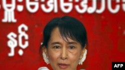 Bà Aung San Suu Kyi nói rằng việc giảm án chẳng có lợi gì cho các tù nhân chính trị, những người bị tuyên án tù dài hạn.