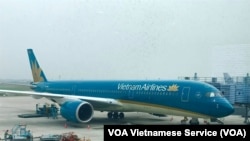 Một máy bay của Vietnam Airlines ở sân bay Nội Bài