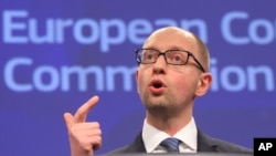 Thủ tướng Ukraine Arseniy Yatsenyuk nói chuyện với báo chí tại Trụ sở Ủy ban Châu Âu ở Brussels.