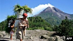 Núi lửa Merapi phun trào tối thứ ba sau nhiều ngày rung chuyển khiến giới hữu trách ra lệnh di tản những làng mạc xung quanh