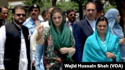 مریم نواز اپنے بھائیوں حسن اور حسین نواز کے ہمراہ (فائل فوٹو)