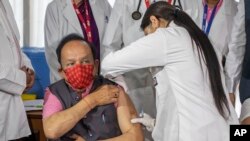 Bộ trưởng Y tế Ấn Độ Harsh Vardhan được tiêm vaccine COVAXIN do công ty Bharat Biotech (Ấn Độ) sản xuất.