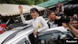 Bà Suu Kyi vẫy chào những người ủng hộ tại trại tị nạn Mae La, gần Mae Sot ở biên giới Thái-Miến Điện, 2/6/2012