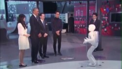 Tổng thống Obama đá bóng với chú robot mới của Honda