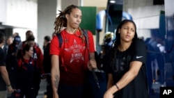 Vận động viên bóng rổ Mỹ Brittney Griner (trái) và Maya Moore lên xe buýt tại sân bay khi đến Thế vận hội Mùa hè 2016 ở Rio de Janeiro, Brazil, ngày 3 tháng 8 năm 2016.