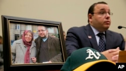 Ali Rezaian, anh/em của nhà báo Jason Rezaian, phát biểu tại Trụ sở Quốc hội ở thủ đô Washington, 2/6/2015; bên cạnh là bức ảnh của ông Jason và mẹ ông.