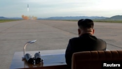 Lãnh tụ Triều Tiên Kim Jong Un quan sát việc phóng phi đạn Hwasong-12. Ảnh do hãng tin Triều Tiên KCNA công bố ngày 18/9/2017.