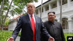 Tổng thống Mỹ Donald Trump (trái) và Lãnh tụ Triều Tiên Kim Jong Un tại Đảo Sentosa ở Singapore hôm 12/6/2018. Hai nhà lãnh đạo này dự định sẽ gặp nhau lần nữa ở một địa điểm chưa được công bố.