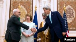 Ngoại trưởng Mỹ John Kerry bắt tay Ngoại Trưởng Iran Javad Zarif tại Muscat, Oman, ngày 9/11/2014.